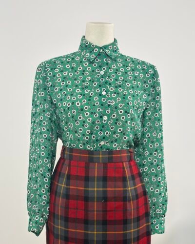 Blusa verde con margaritas blancas