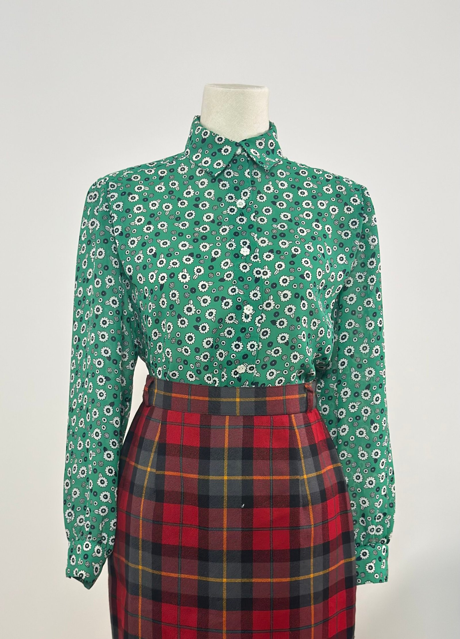 Blusa verde con margaritas blancas