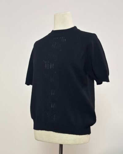 Suéter de manga corta negro calado