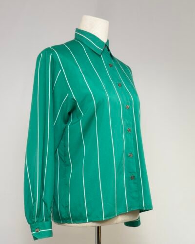 Camisa verde con rayas blancas