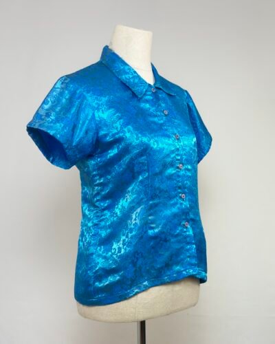 Camisa azul eléctrico estampado oriental