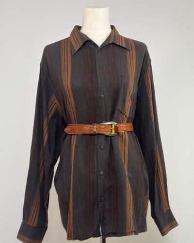 Camisa marrón con rayas verticales