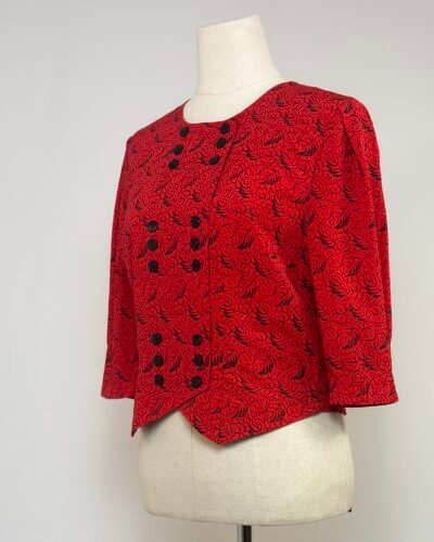 Blusa de manga de globo roja con estampado negro