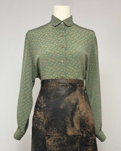 Blusa verde caqui con pequeñas flores