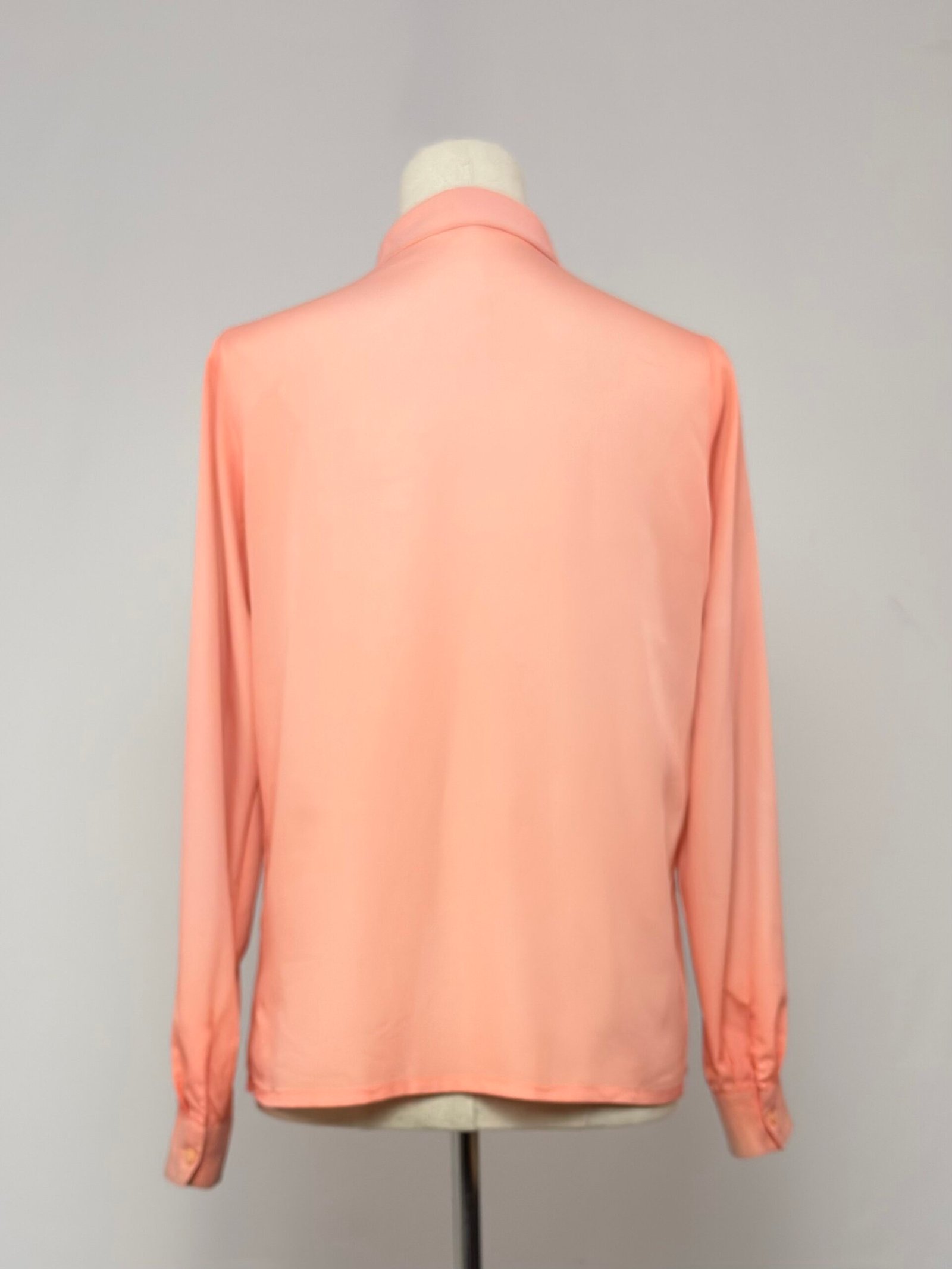 Blusa salmón con lazada al cuello - Imagen 2