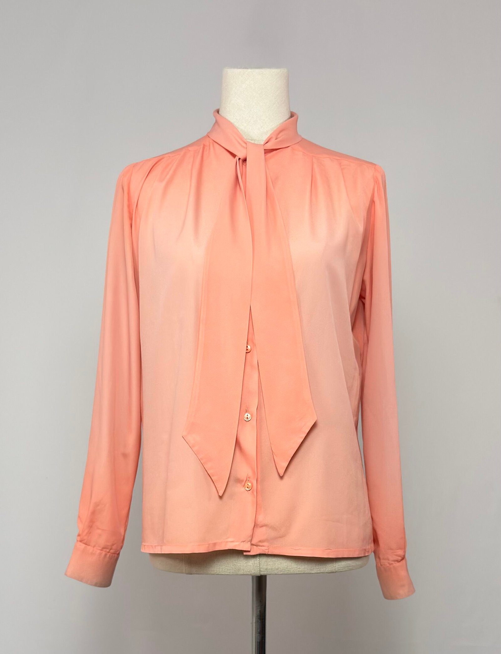 Blusa salmón con lazada al cuello - Imagen 3