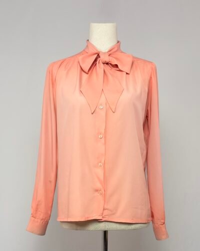 Blusa salmón con lazada al cuello
