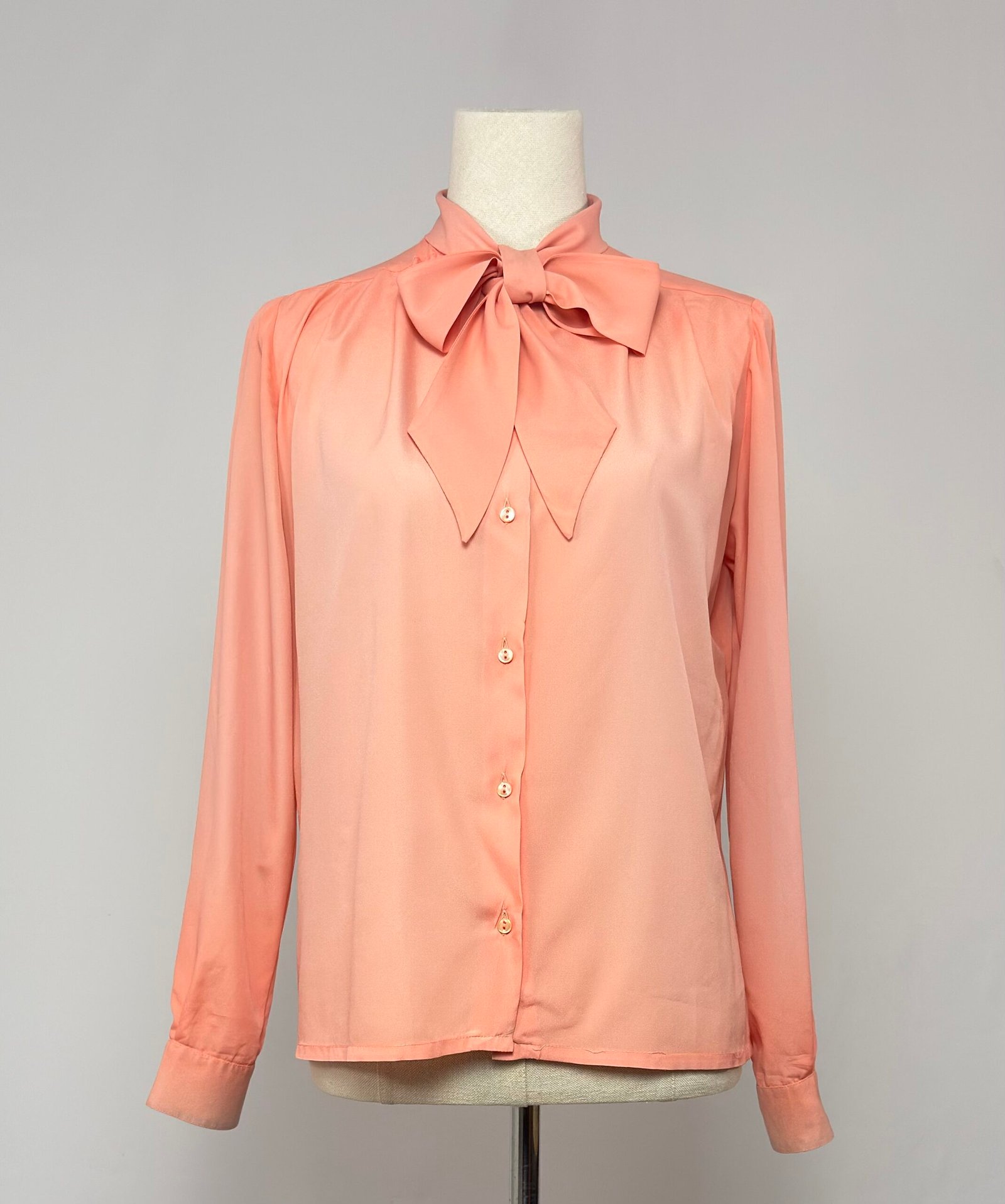 Blusa salmón con lazada al cuello