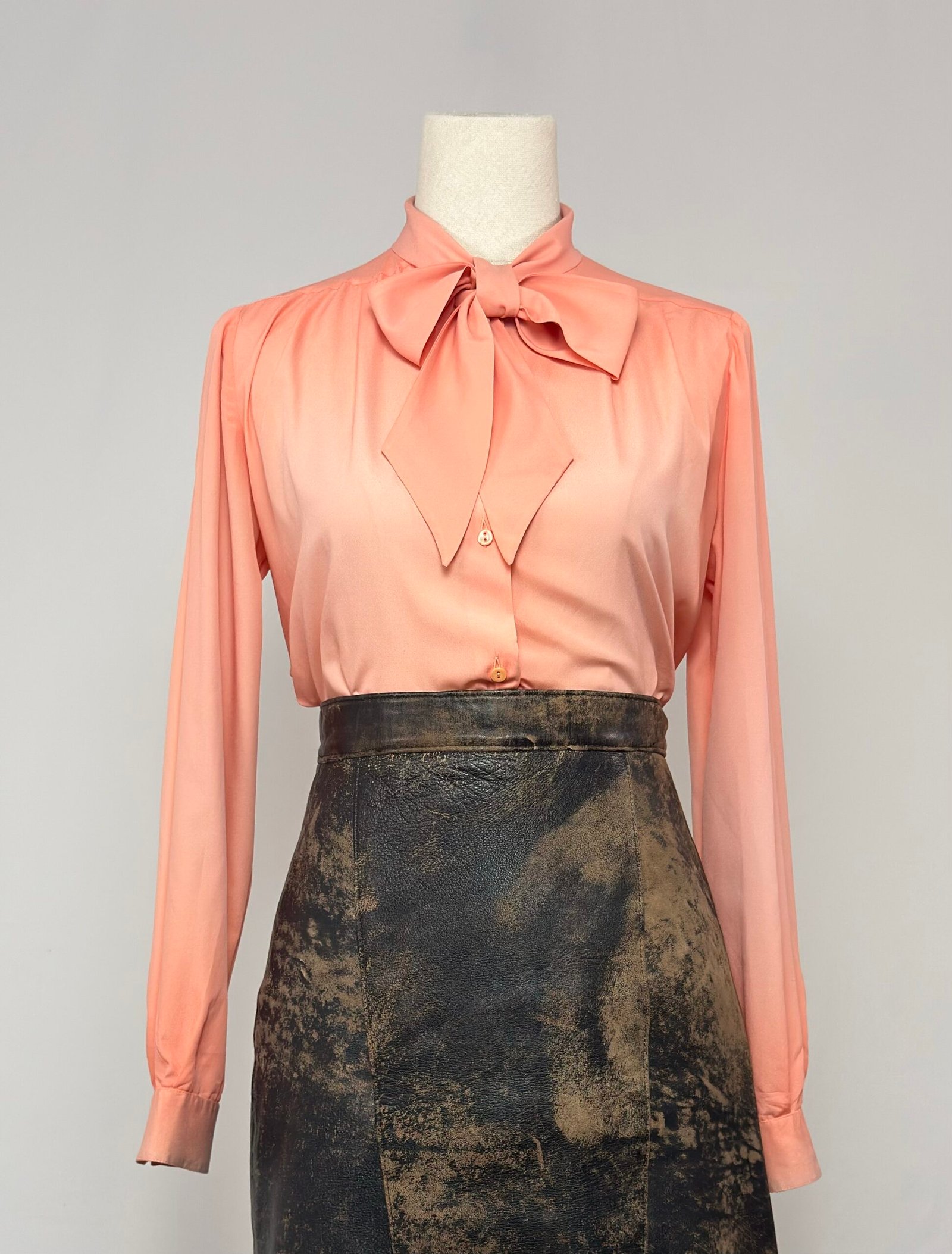 Blusa salmón con lazada al cuello - Imagen 4