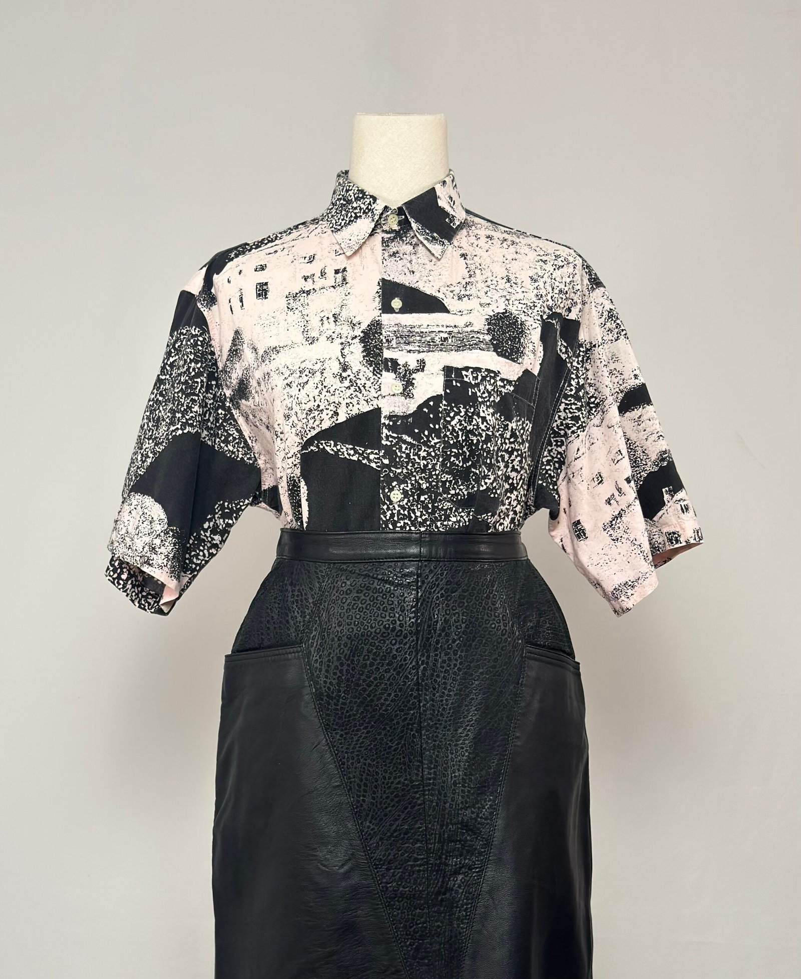 Camisa estampado tipo periódico - Imagen 2