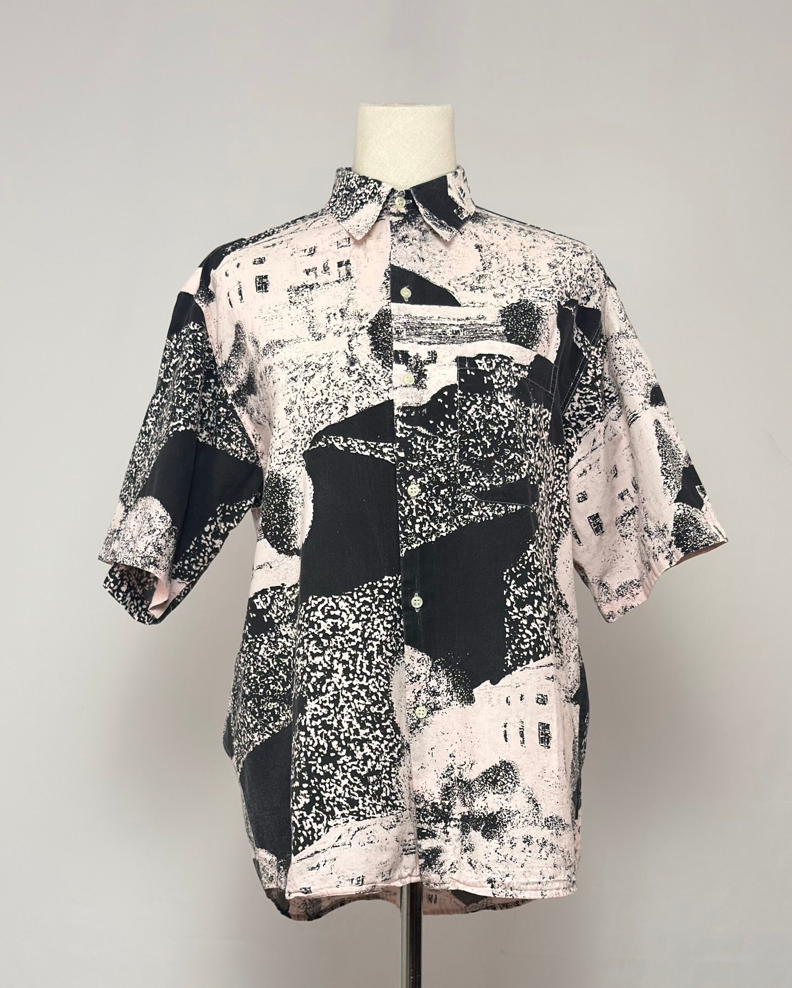 Camisa estampado tipo periódico - Imagen 3