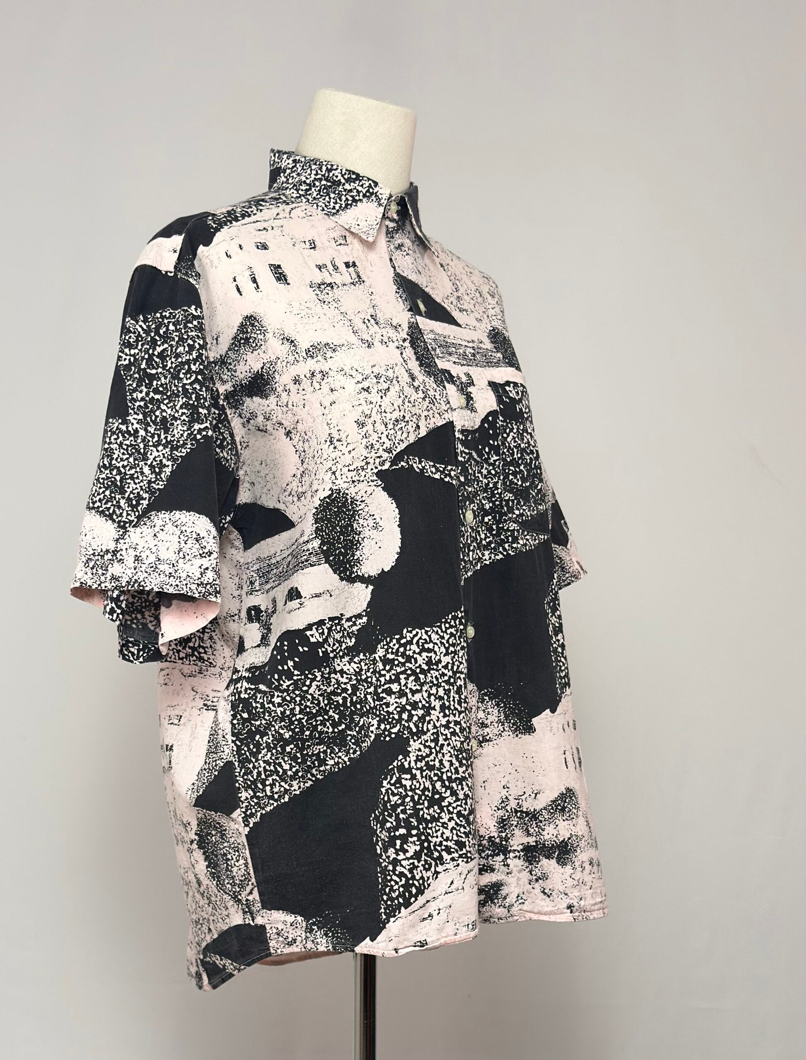 Camisa estampado tipo periódico - Imagen 5