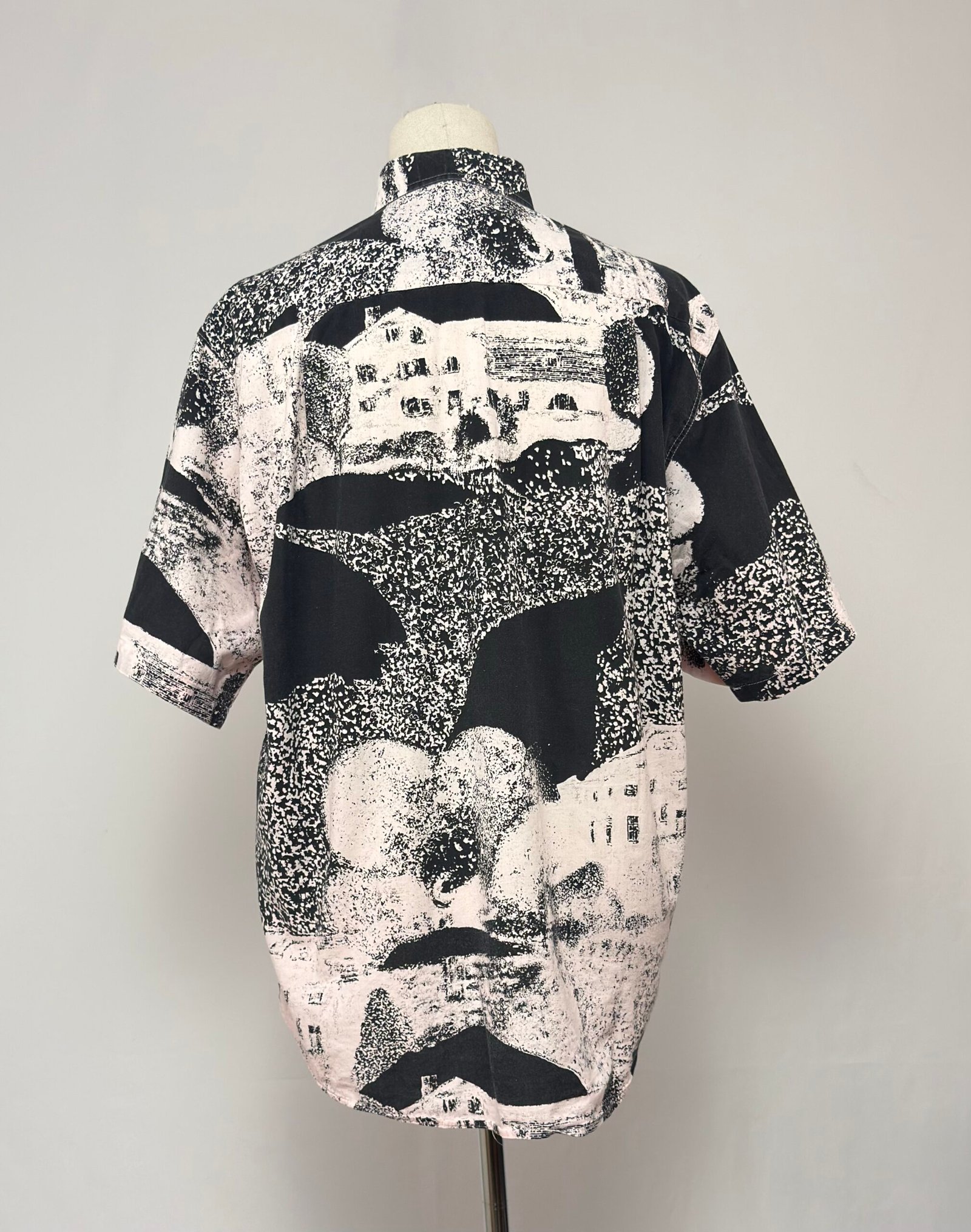 Camisa estampado tipo periódico - Imagen 6