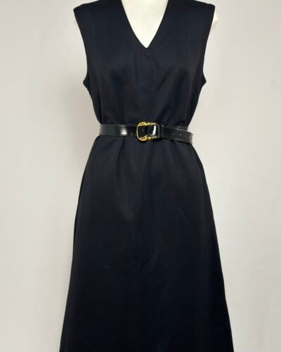 Vestido negro con escote en uve
