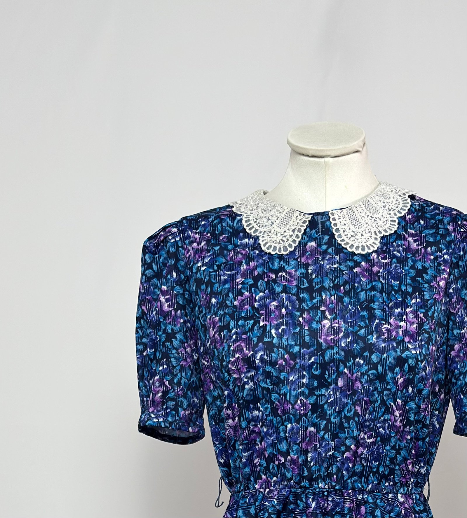 Vestido con cuello de ganchillo