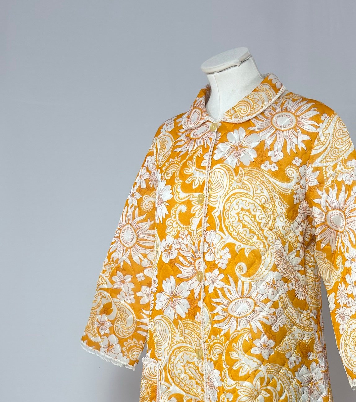 Bata enguatada blanca y naranja