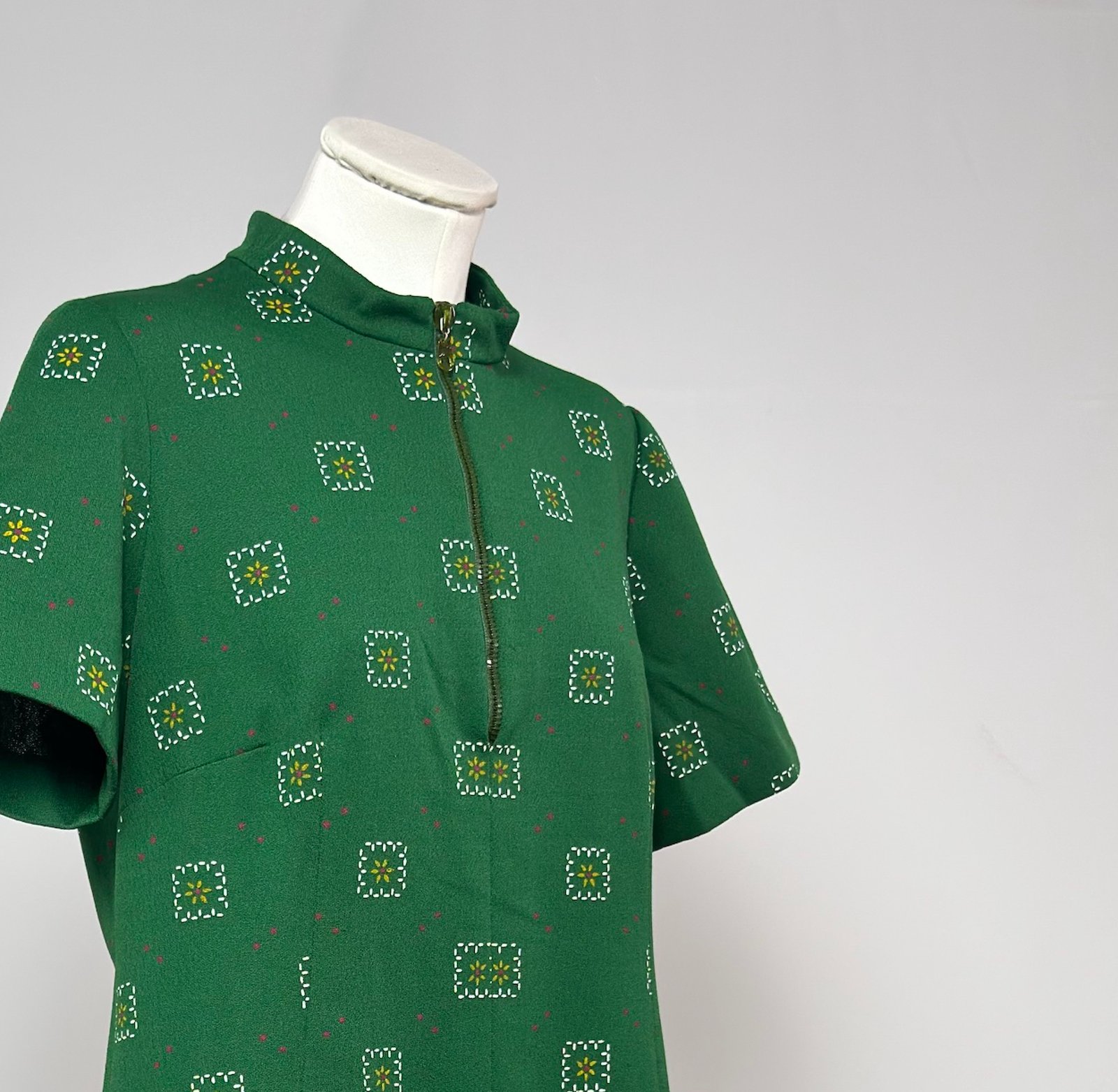 Vestido verde cuello mao