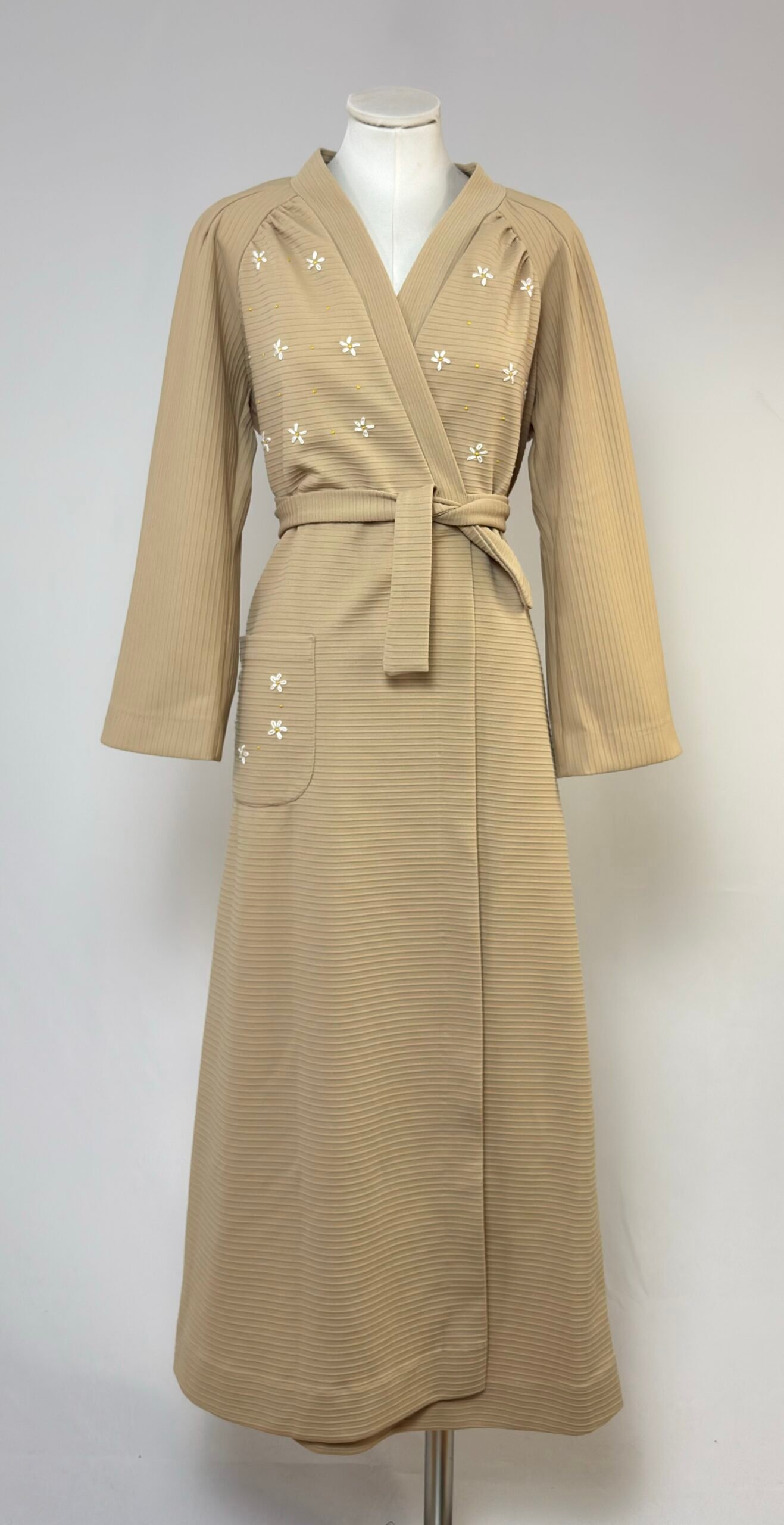 Bata beige con margaritas - Imagen 2