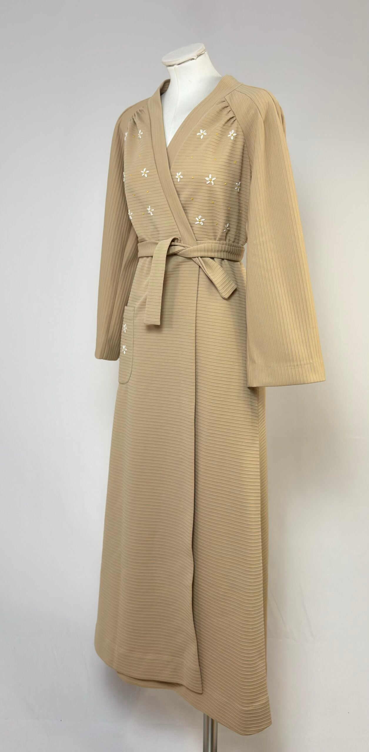 Bata beige con margaritas - Imagen 4