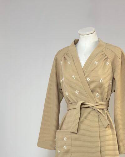 Bata beige con margaritas