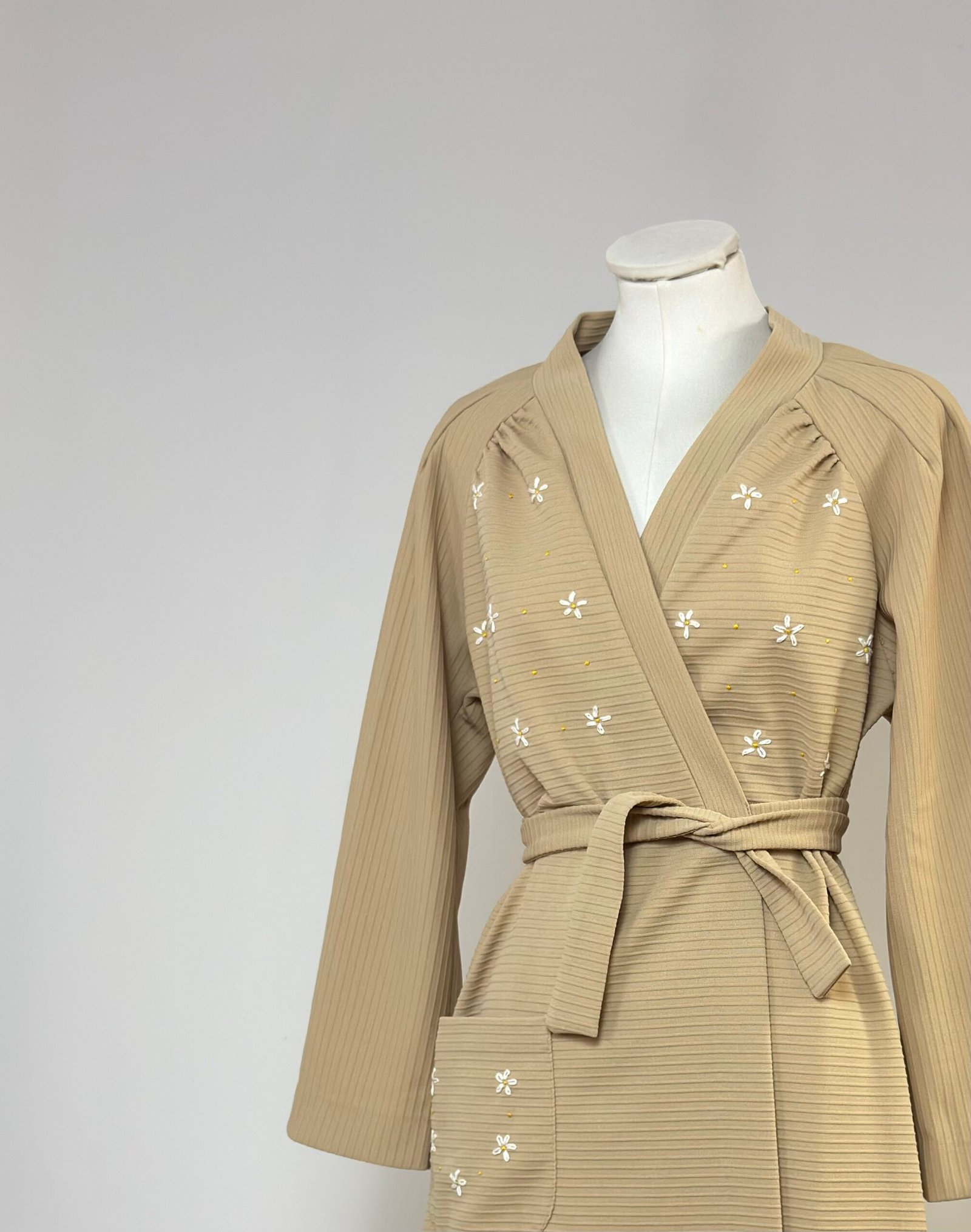 Bata beige con margaritas