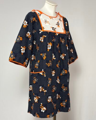 Vestido delantal con ribetes en naranja