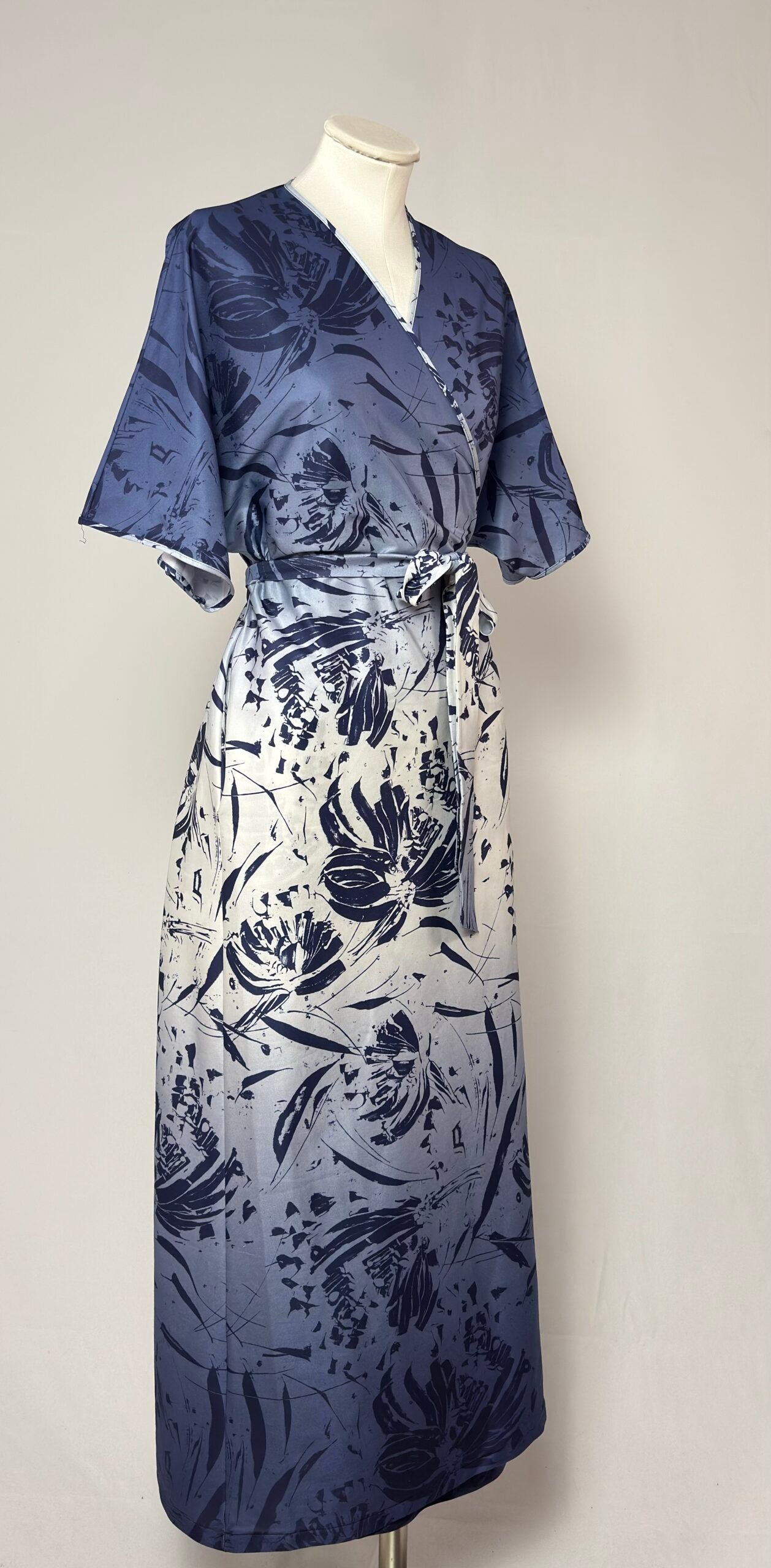 Kimono envolvente azul degradado - Imagen 3