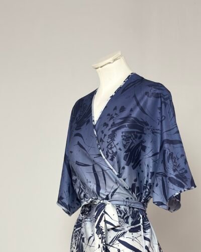 Kimono envolvente azul degradado