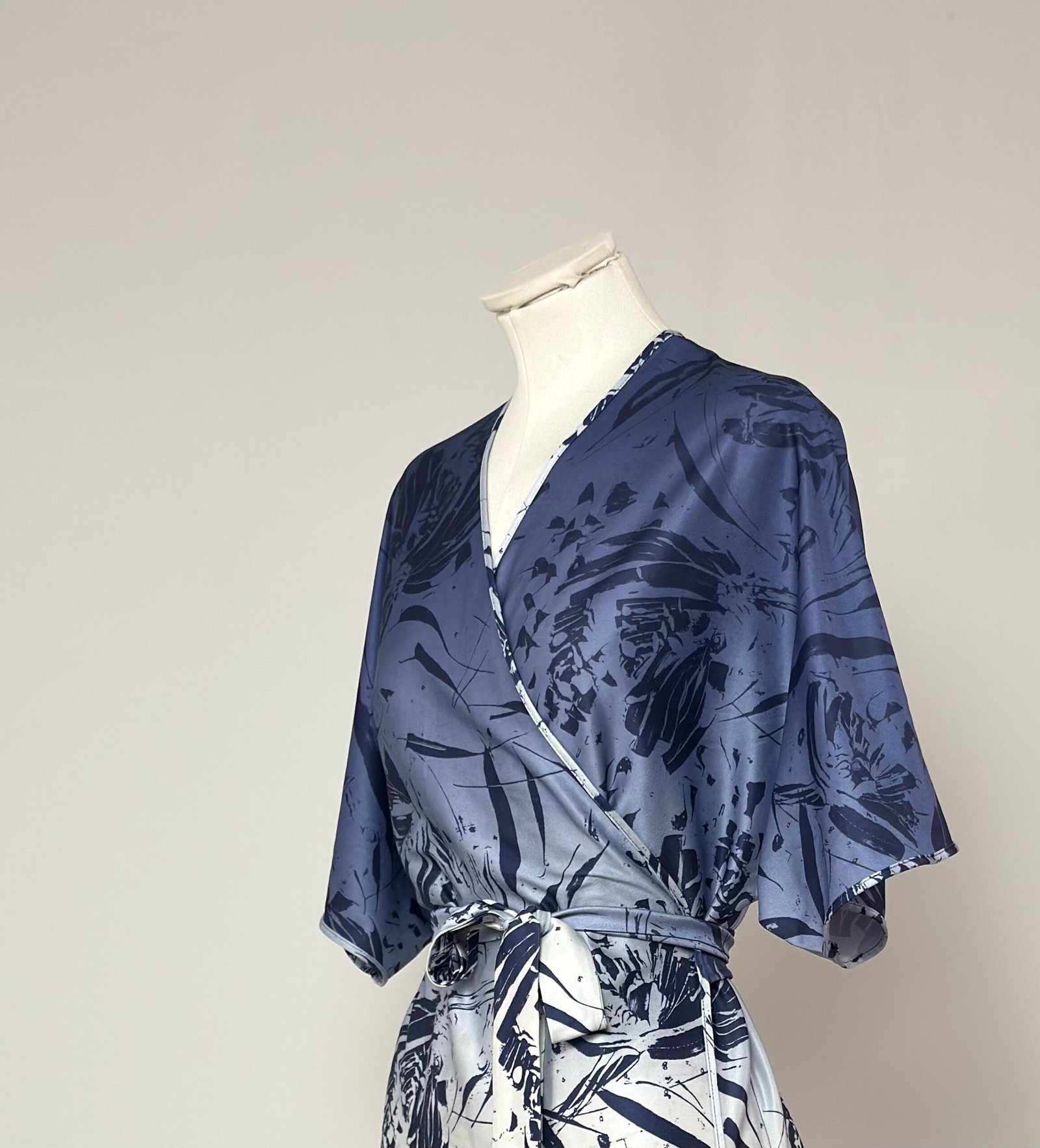 Kimono envolvente azul degradado
