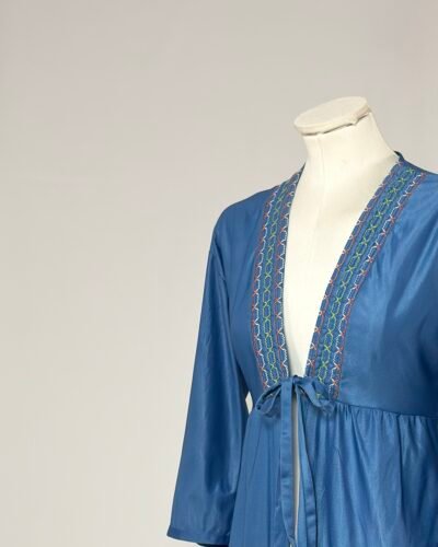 Batín azul abierto por delante