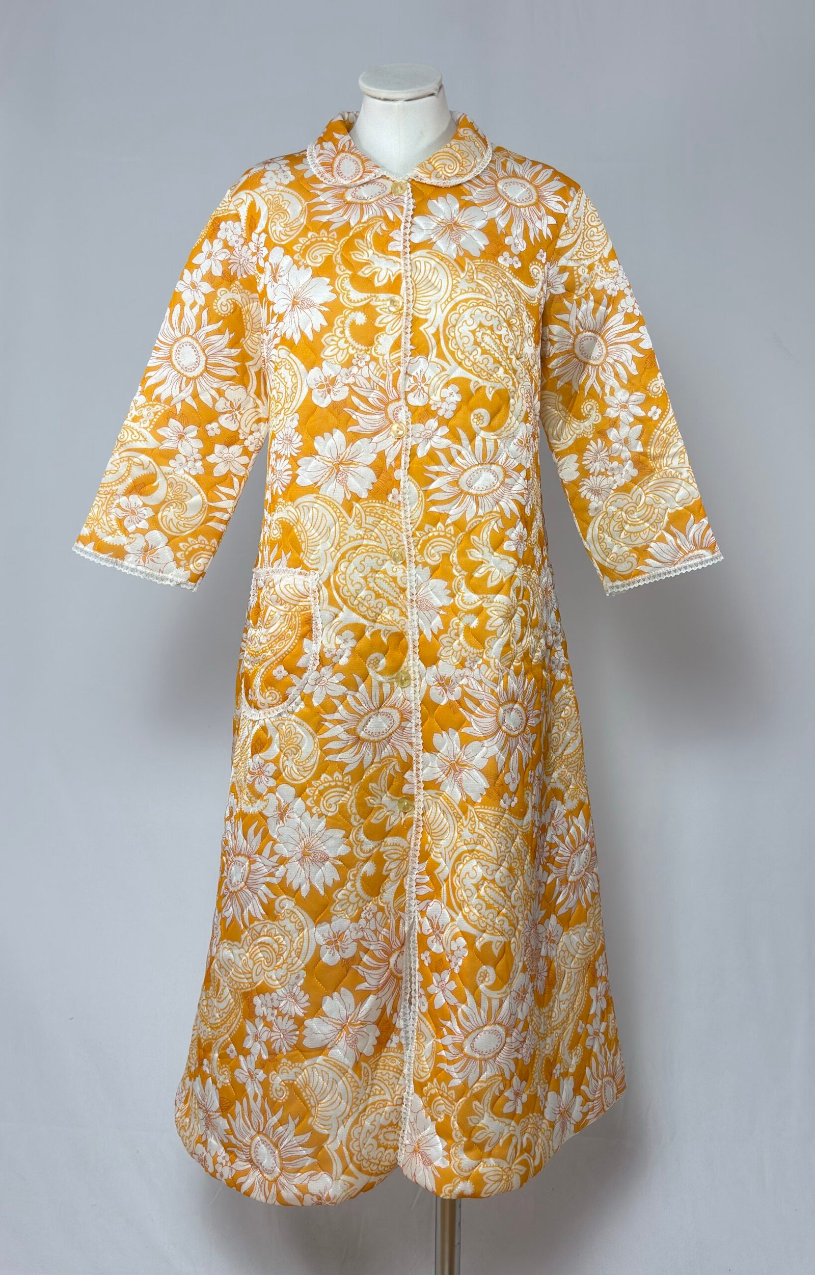 Bata enguatada blanca y naranja - Imagen 3