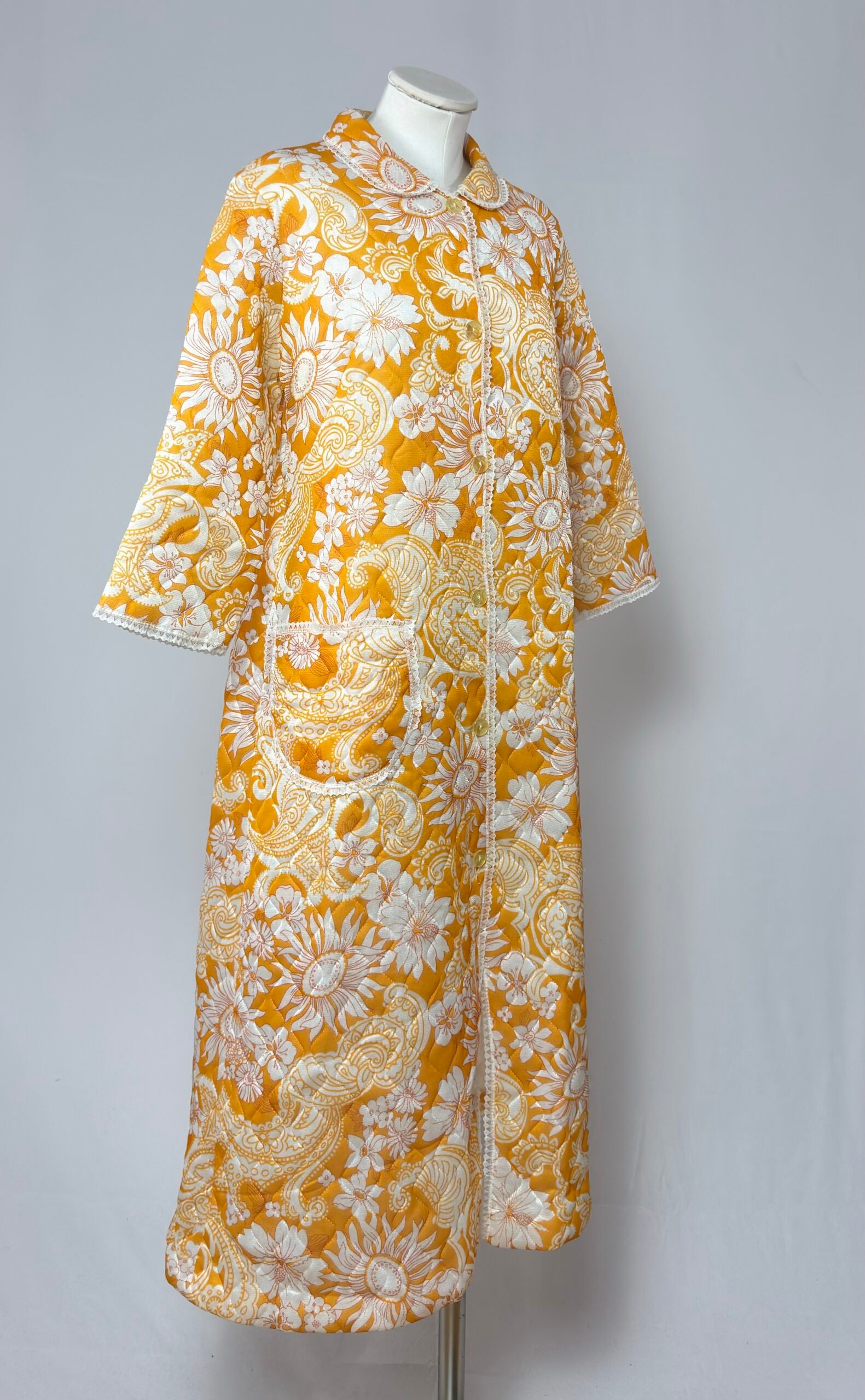 Bata enguatada blanca y naranja - Imagen 4