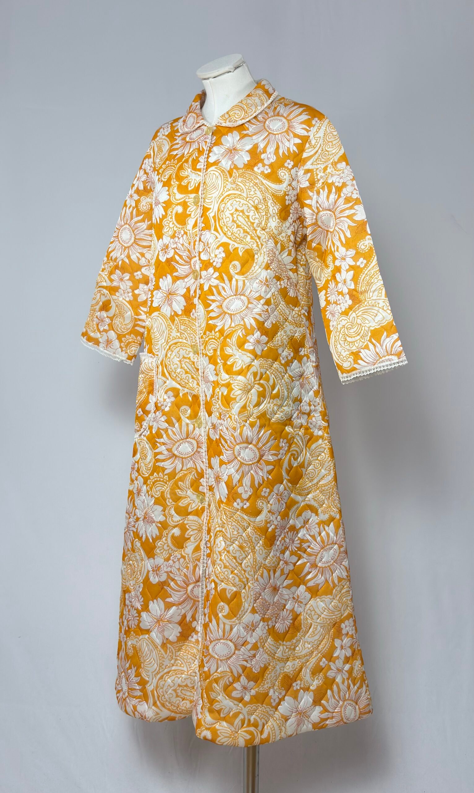 Bata enguatada blanca y naranja - Imagen 5