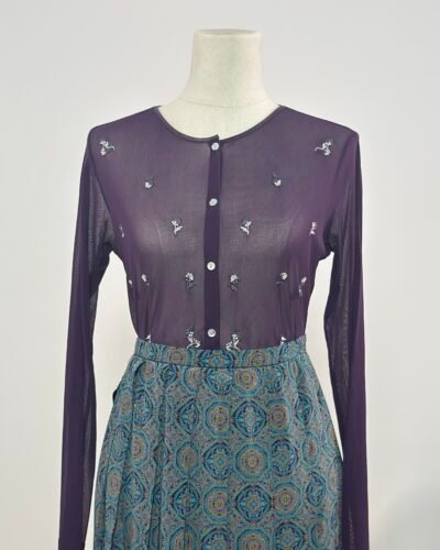 Top transparente morado con flores bordadas