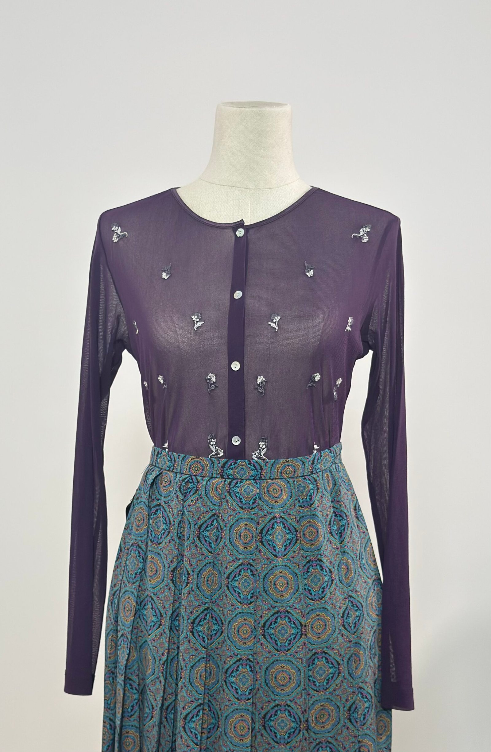 Top transparente morado con flores bordadas