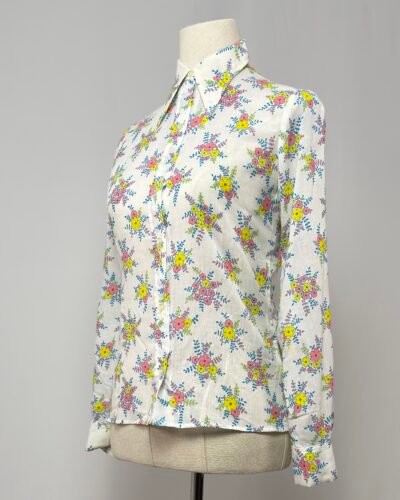 Camisa blanca con estampado floral