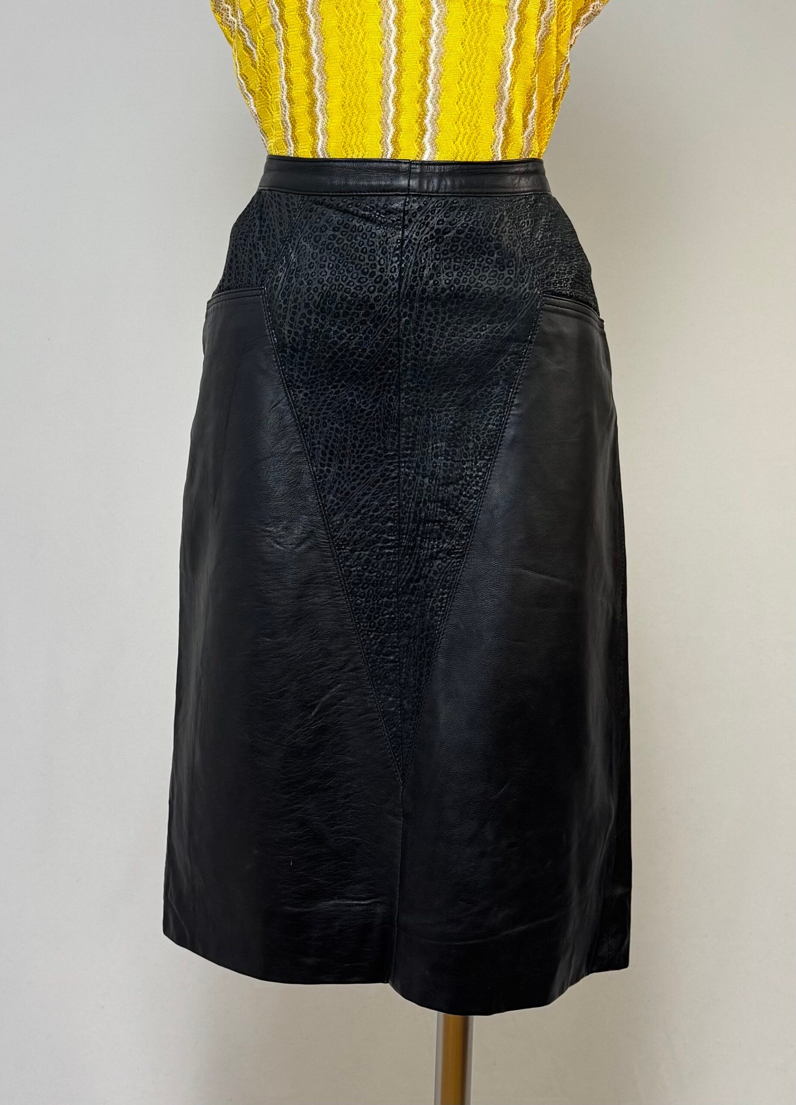 Falda lápiz piel negra años 80