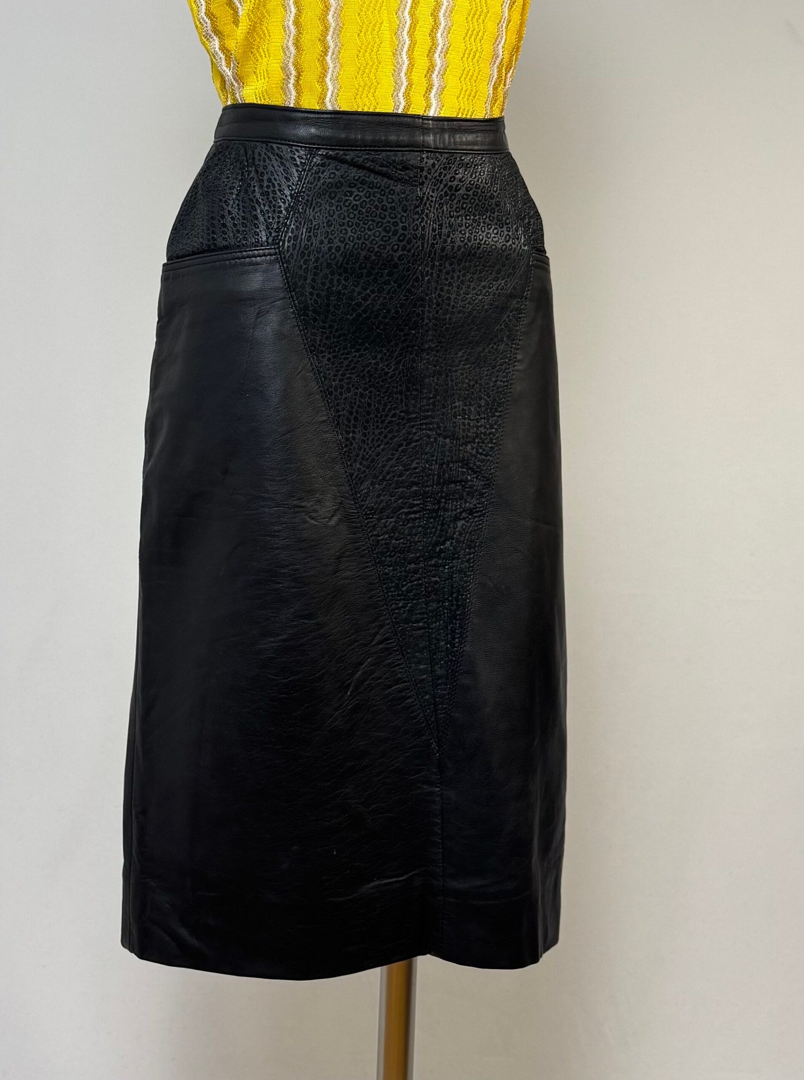 Falda lápiz piel negra años 80 - Imagen 4