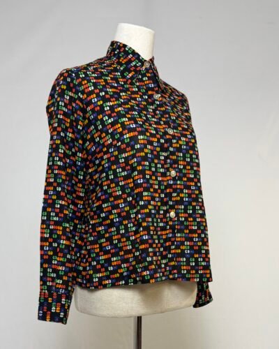 Blusa de manga larga negra con estampado multicolor