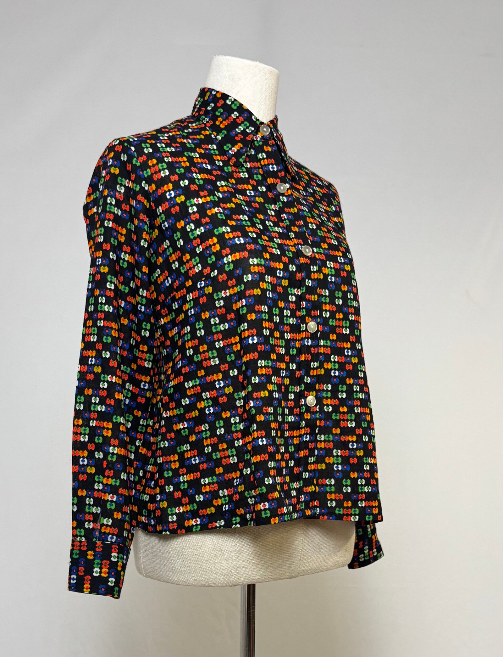 Blusa de manga larga negra con estampado multicolor