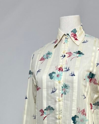 Camisa color hueso con estampado de flores y pájaros