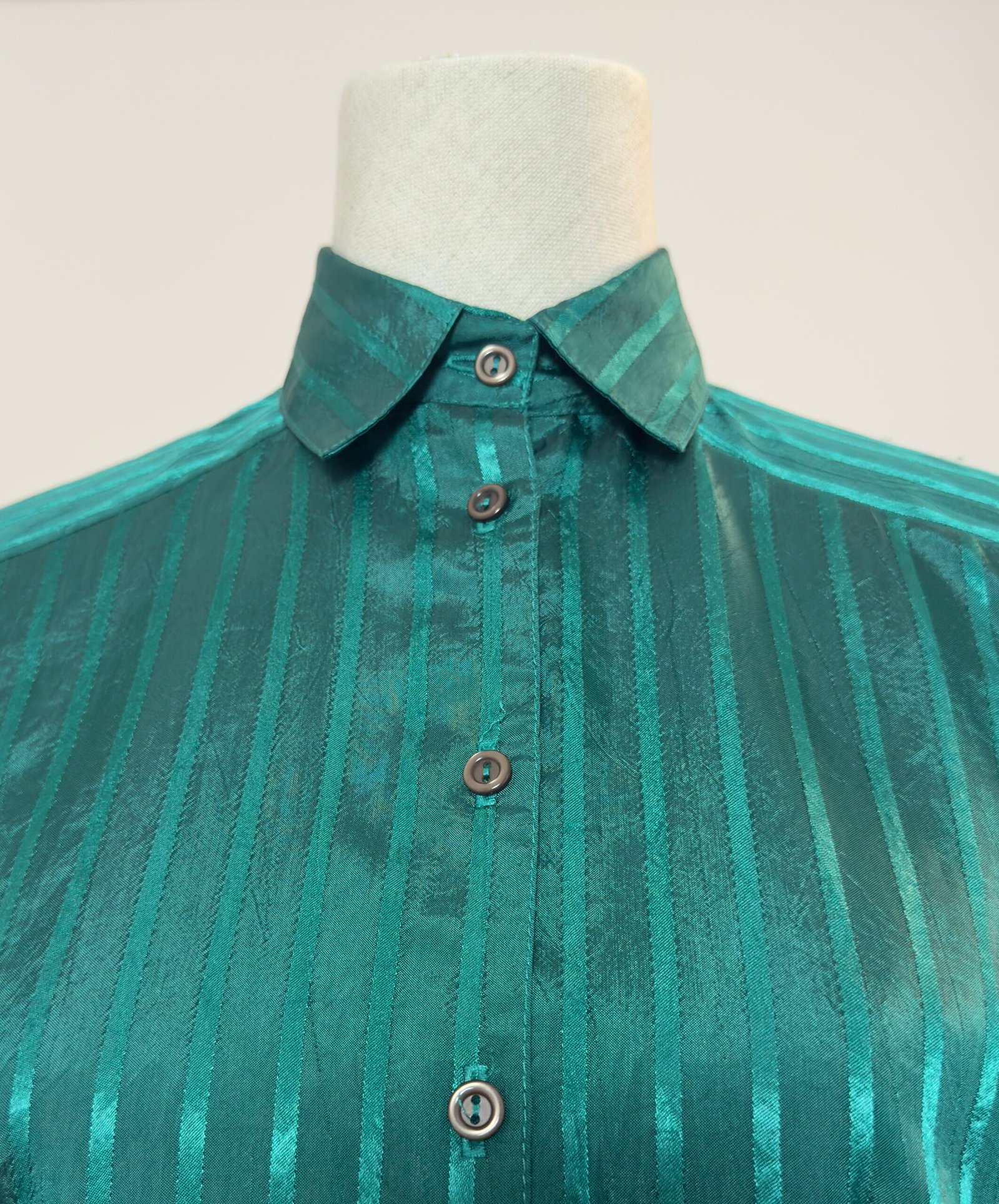 Blusa verde esmeralda satinada - Imagen 3