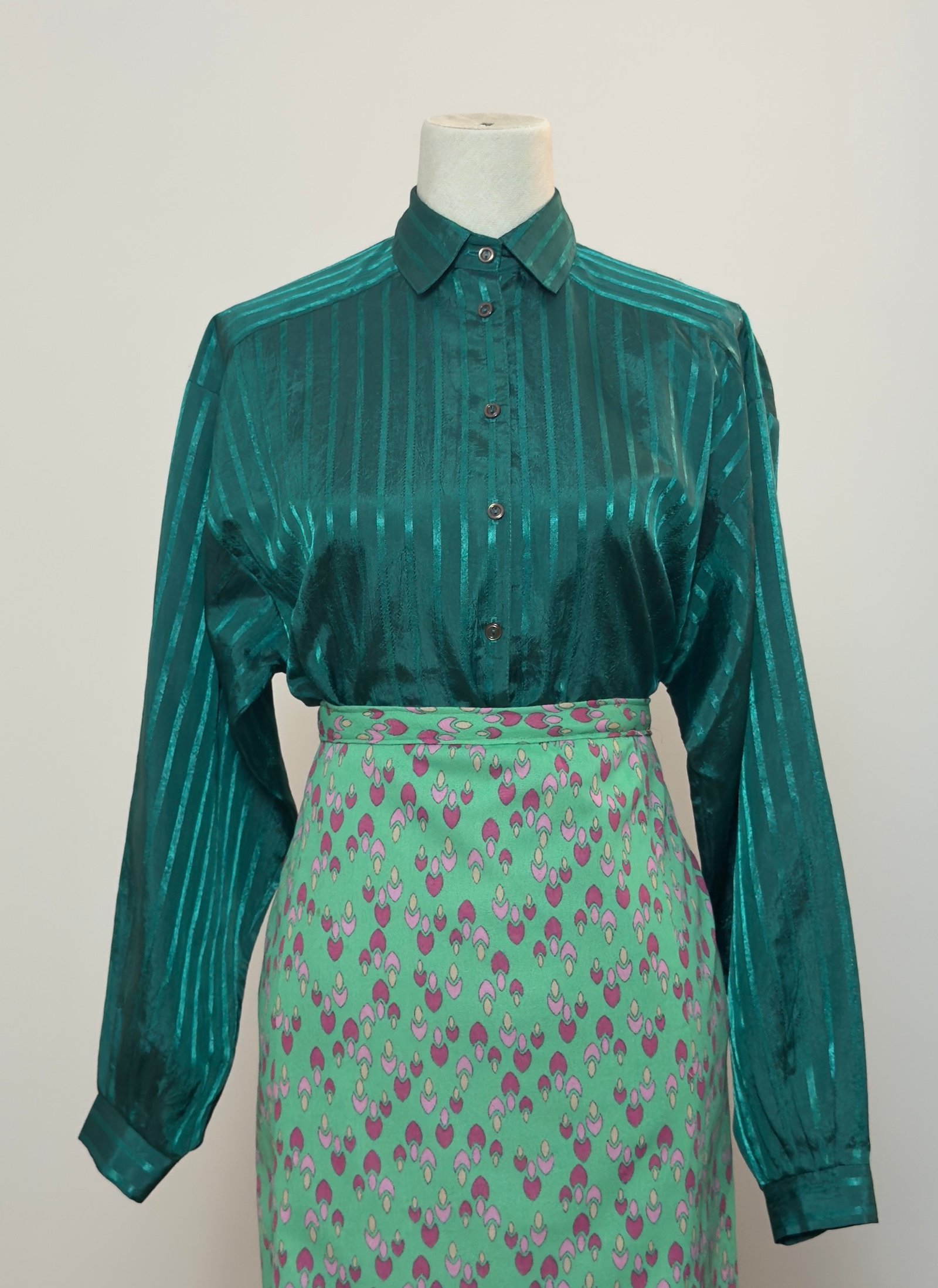 Blusa verde esmeralda satinada - Imagen 5