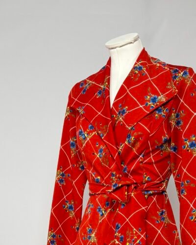 Batín rojo con estampado de flores