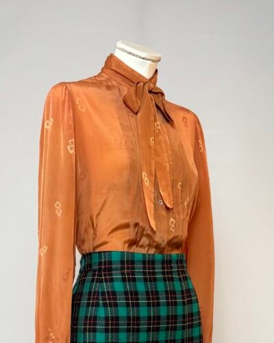 Blusa color caldera con lazo