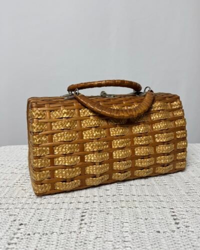 Cesto trenzado de mimbre