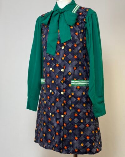 Vestido delantal azul marino con flores y topos