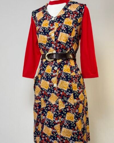 Vestido delantal fondo azul con estampado amarillo