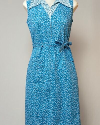 Vestido de cuello solapa azul con florecillas