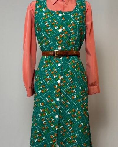 Vestido delantal verde con estampado de florecillas